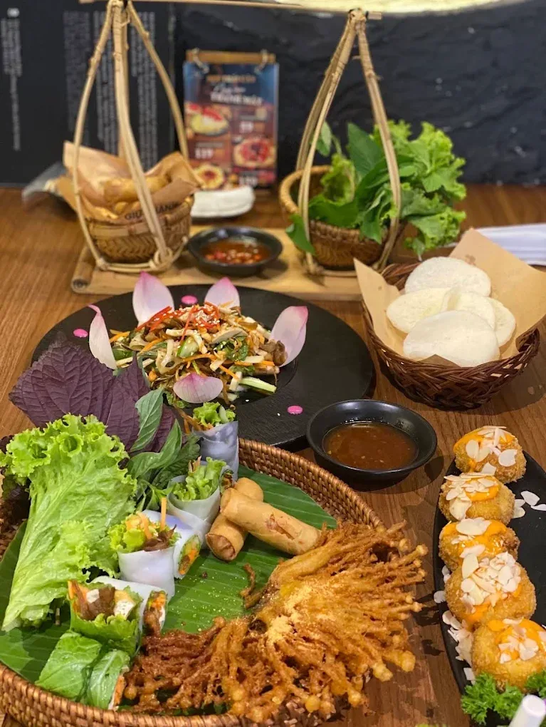 TUE VEGETARIAN CUISINE (ẨM THỰC CHAY TUỆ)