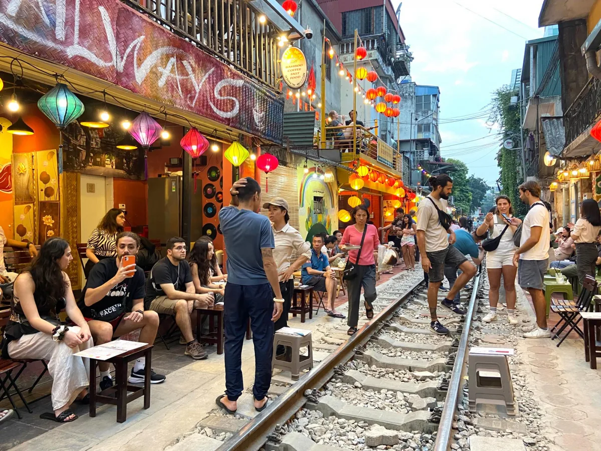 河內火車街 (Cà phê đường tàu Hà Nội – Hanoi Train Street Coffee)