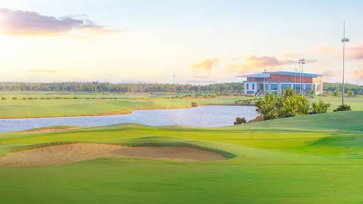 隆安皇家高爾夫別墅度假村 (Royal Long An Golf & Villas)