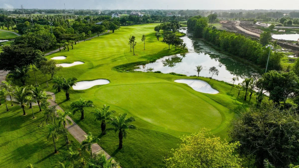 西湖高爾夫別墅度假村 (West Lakes Golf & Villas)