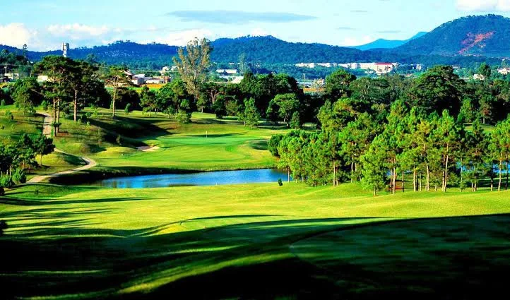 大叻皇宮高爾夫俱樂部 (Dalat Palace Golf Club)